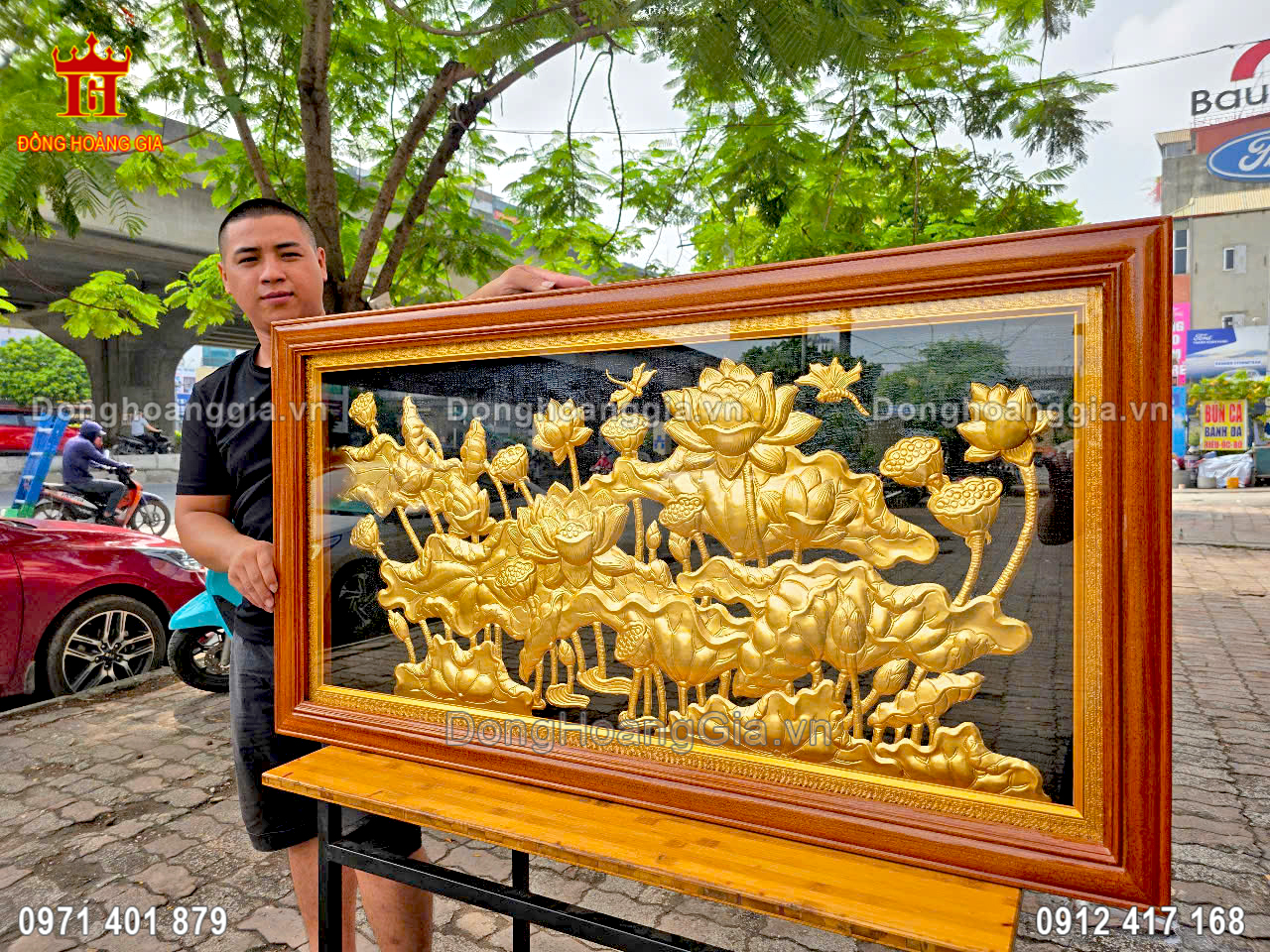 Treo tranh hoa sen mạ vàng 24K mang đến phong thuỷ bình an cho gia chủ